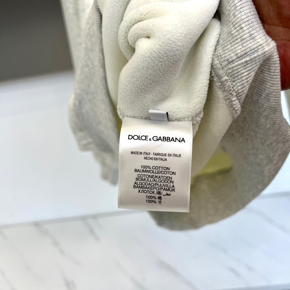 DG杜嘉班纳、2025秋冬新品加绒连帽卫衣，以纯棉质感诠释意式慵懒格调。经典连帽设计与可调抽绳，兼具实用