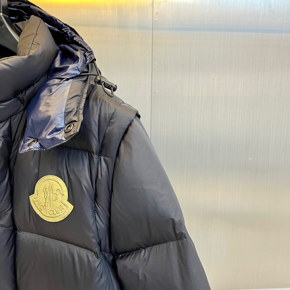 Mon蒙口（白鹅绒）、2025秋冬新品创新推出可变形羽绒外套（可拆卸马甲），以前瞻性设计实现