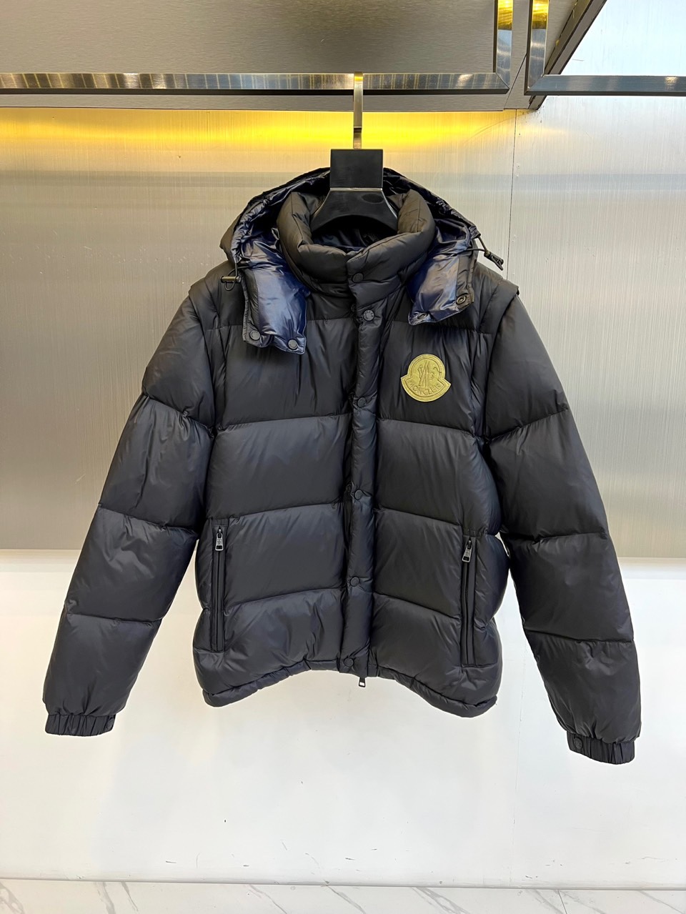 Mon蒙口（白鹅绒）、2025秋冬新品创新推出可变形羽绒外套（可拆卸马甲），以前瞻性设计实现