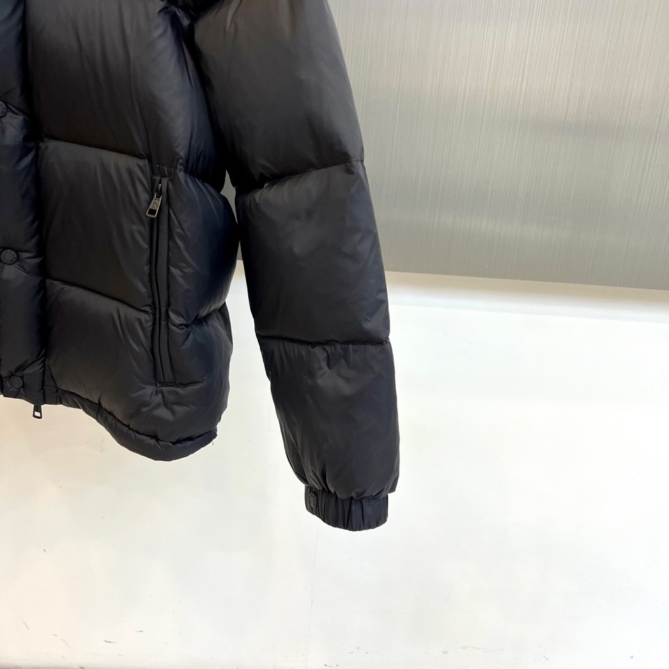 Mon蒙口（白鹅绒）、2025秋冬新品创新推出可变形羽绒外套（可拆卸马甲），以前瞻性设计实现