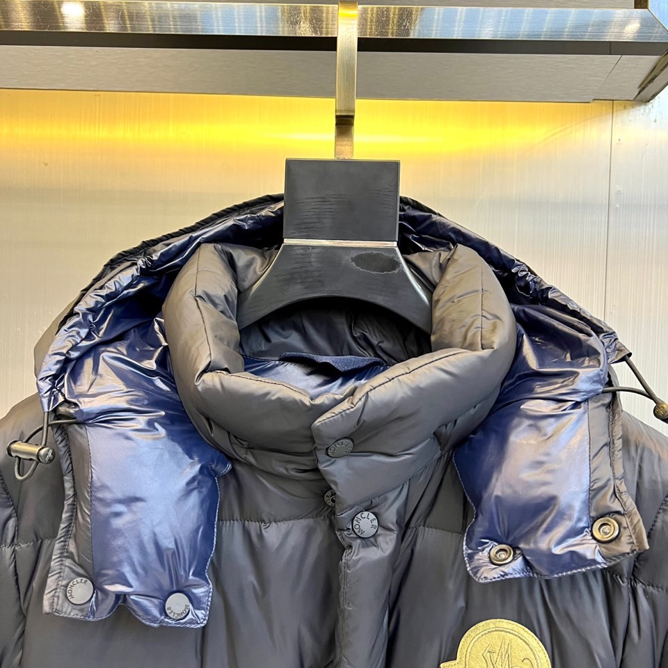 Mon蒙口（白鹅绒）、2025秋冬新品创新推出可变形羽绒外套（可拆卸马甲），以前瞻性设计实现