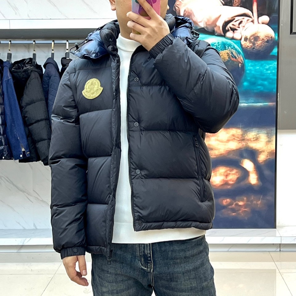 Mon蒙口（白鹅绒）、2025秋冬新品创新推出可变形羽绒外套（可拆卸马甲），以前瞻性设计实现