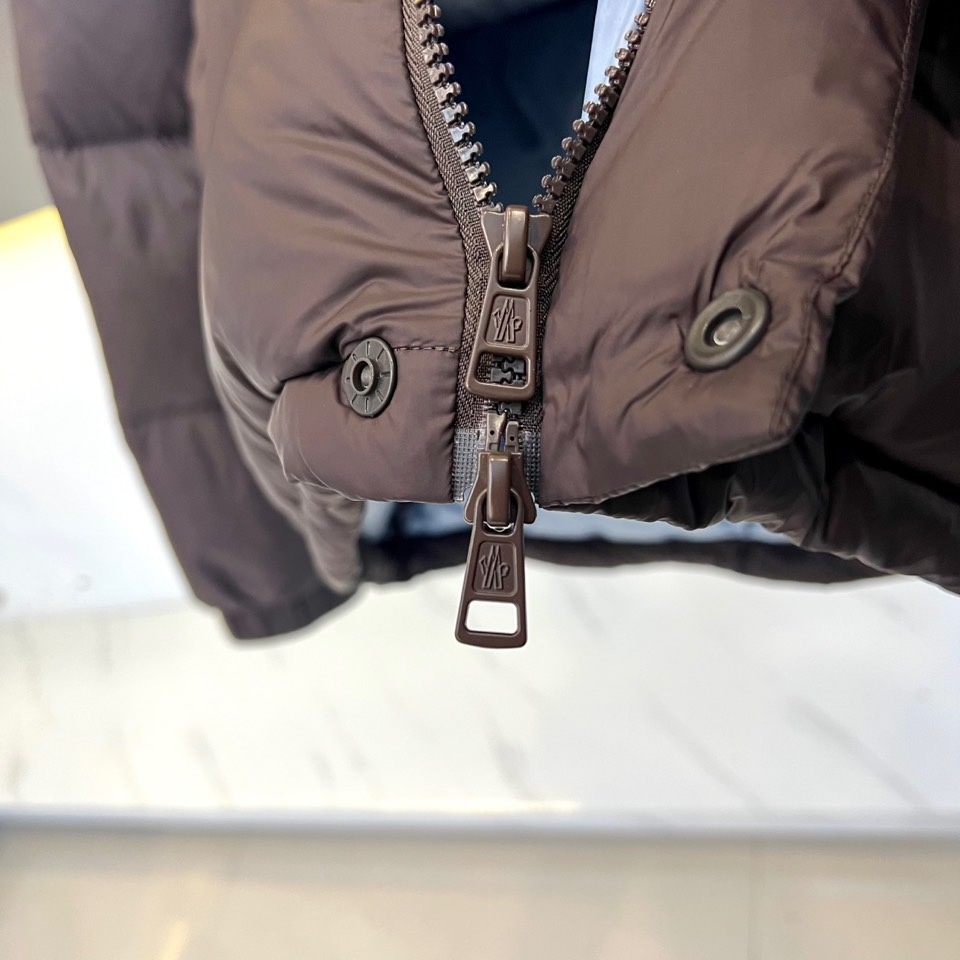 Mon蒙口（白鹅绒）、2025秋冬新品创新推出可变形羽绒外套（可拆卸马甲），以前瞻性设计实现