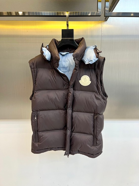 Mon蒙口（白鹅绒）、2025秋冬新品创新推出可变形羽绒外套（可拆卸马甲），以前瞻性设计实现