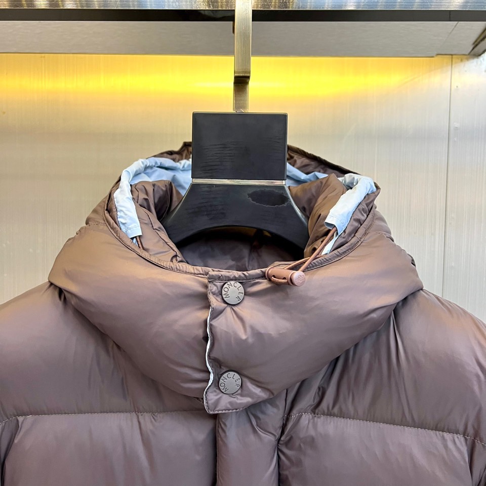 Mon蒙口（白鹅绒）、2025秋冬新品创新推出可变形羽绒外套（可拆卸马甲），以前瞻性设计实现