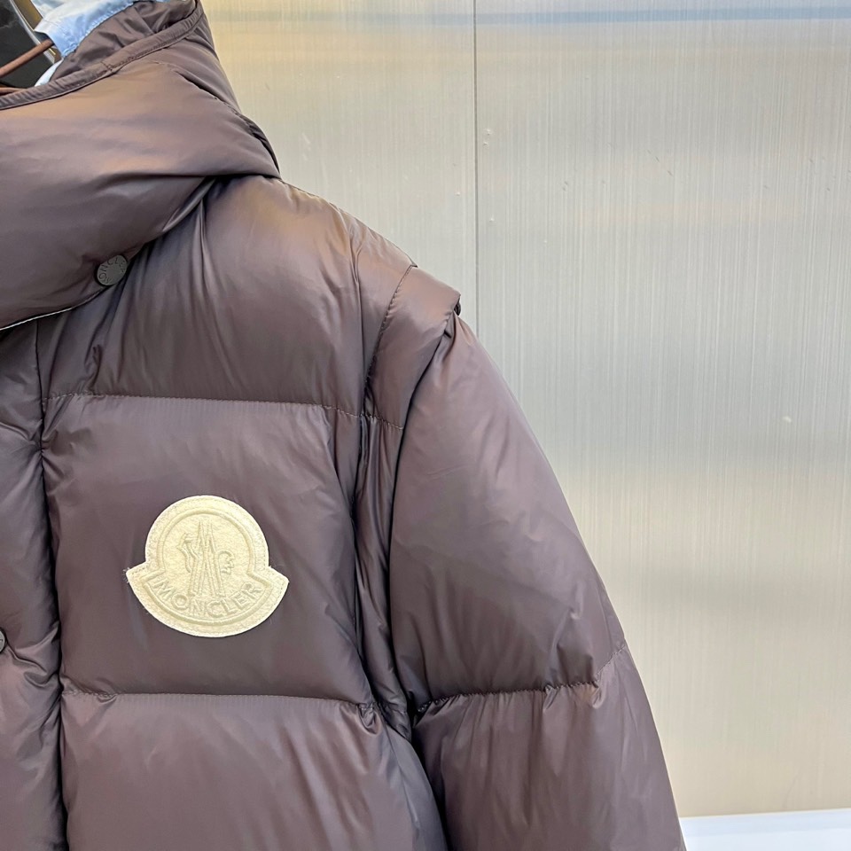 Mon蒙口（白鹅绒）、2025秋冬新品创新推出可变形羽绒外套（可拆卸马甲），以前瞻性设计实现