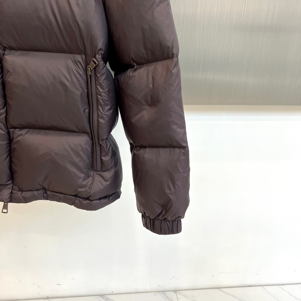 Mon蒙口（白鹅绒）、2025秋冬新品创新推出可变形羽绒外套（可拆卸马甲），以前瞻性设计实现