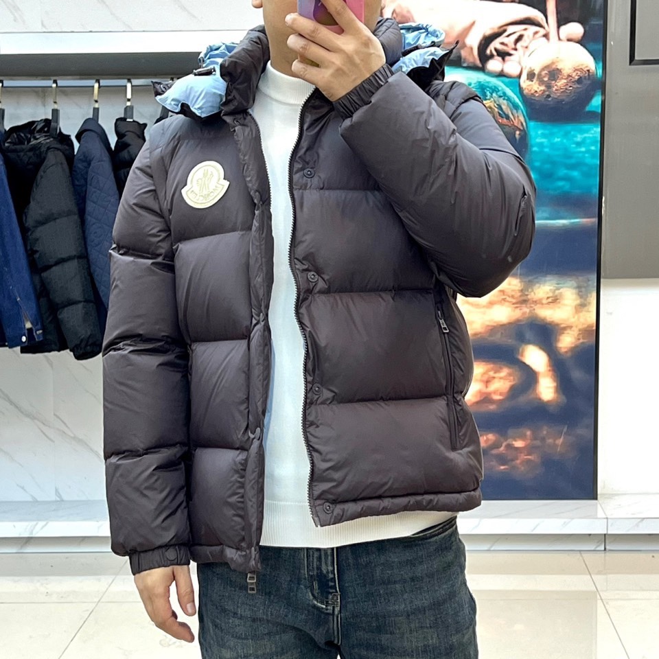 Mon蒙口（白鹅绒）、2025秋冬新品创新推出可变形羽绒外套（可拆卸马甲），以前瞻性设计实现