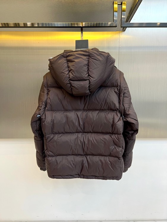 Mon蒙口（白鹅绒）、2025秋冬新品创新推出可变形羽绒外套（可拆卸马甲），以前瞻性设计实现