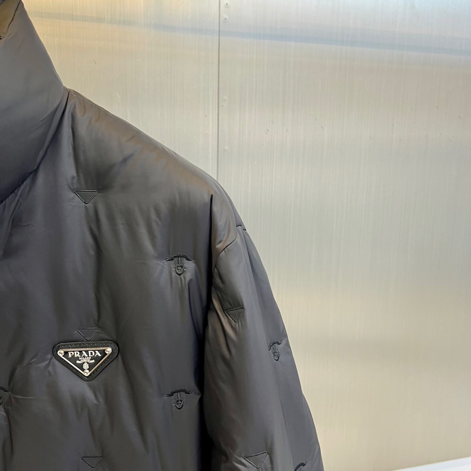 Prad普拉、2025秋冬新品 P家菱形绗缝羽绒服。黑色立领设计搭配精密拉链系统，衣身采用立体菱形绗缝工
