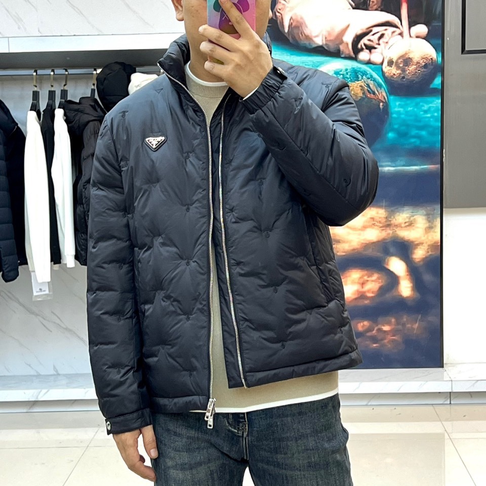 Prad普拉、2025秋冬新品 P家菱形绗缝羽绒服。黑色立领设计搭配精密拉链系统，衣身采用立体菱形绗缝工