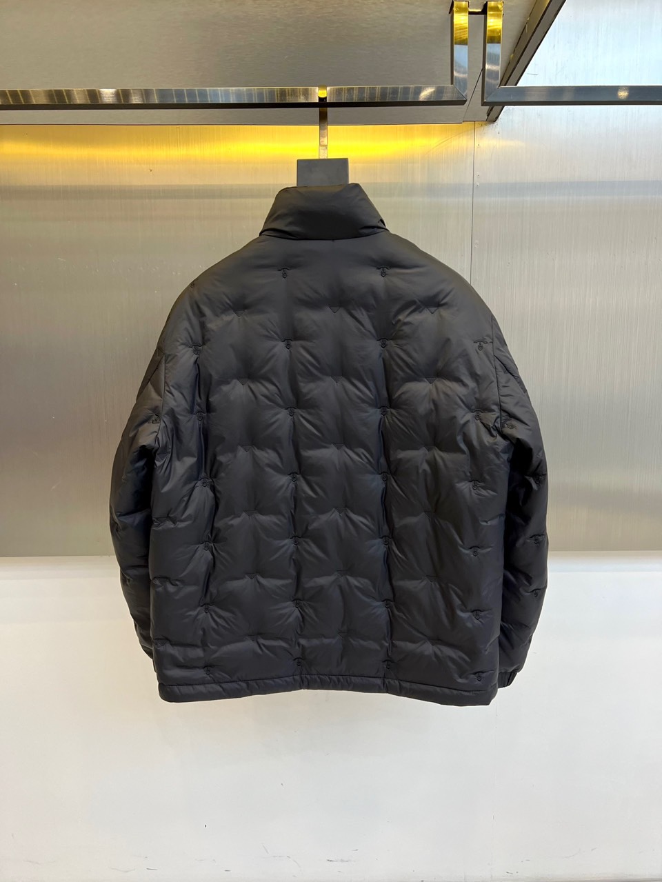 Prad普拉、2025秋冬新品 P家菱形绗缝羽绒服。黑色立领设计搭配精密拉链系统，衣身采用立体菱形绗缝工