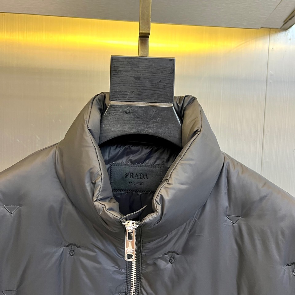 Prad普拉、2025秋冬新品 P家菱形绗缝羽绒服。黑色立领设计搭配精密拉链系统，衣身采用立体菱形绗缝工