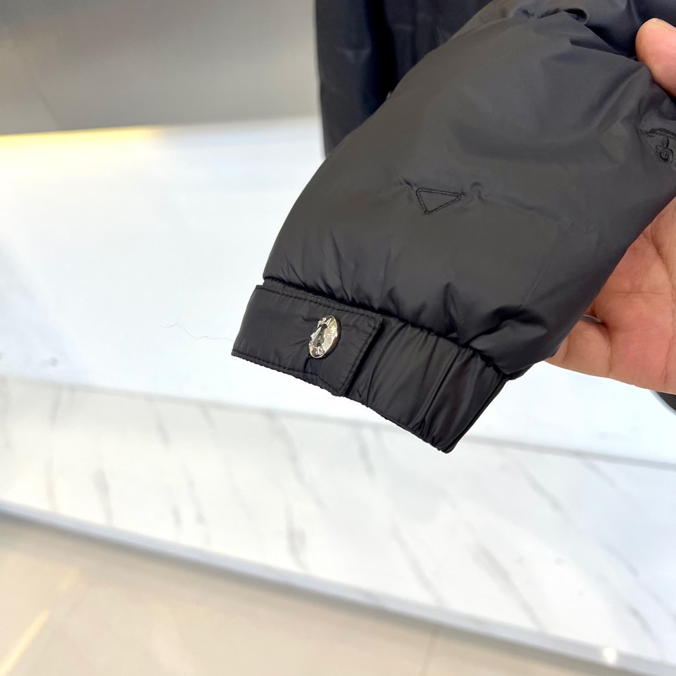 Prad普拉、2025秋冬新品 P家菱形绗缝羽绒服。黑色立领设计搭配精密拉链系统，衣身采用立体菱形绗缝工