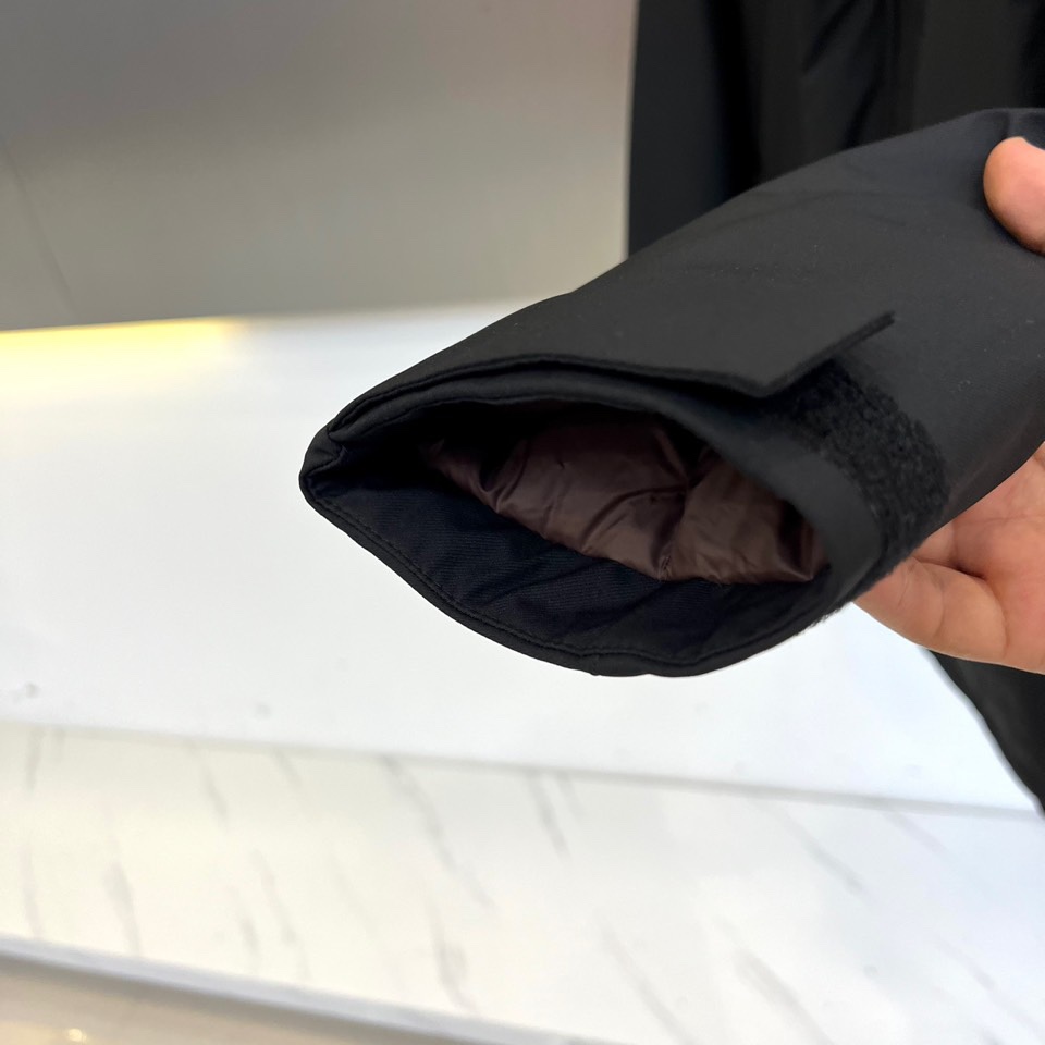 杰尼亚、（白鹅绒）2025秋冬新品黑色连帽羽绒服以极简设计诠释实用美学。连帽搭配可调节抽绳设计增强防风性