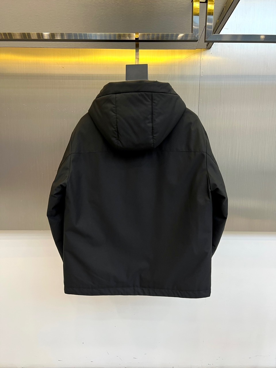 杰尼亚、（白鹅绒）2025秋冬新品黑色连帽羽绒服以极简设计诠释实用美学。连帽搭配可调节抽绳设计增强防风性