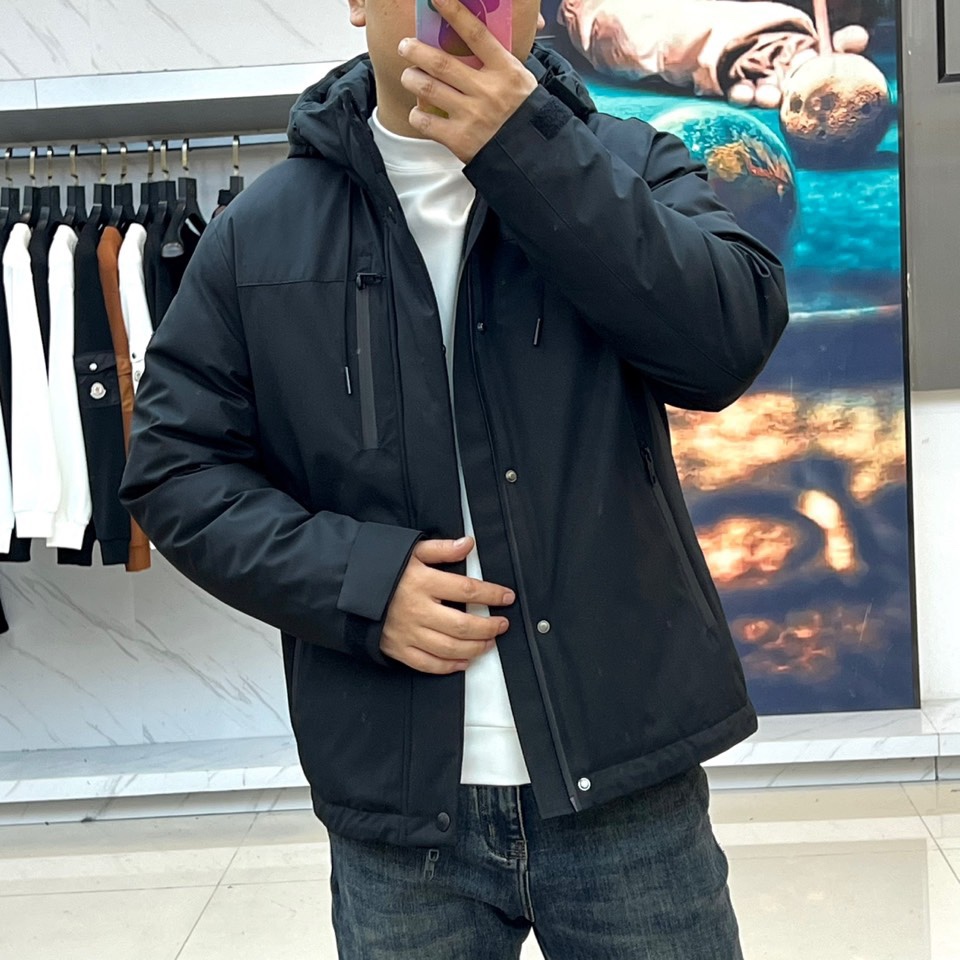 杰尼亚、（白鹅绒）2025秋冬新品黑色连帽羽绒服以极简设计诠释实用美学。连帽搭配可调节抽绳设计增强防风性