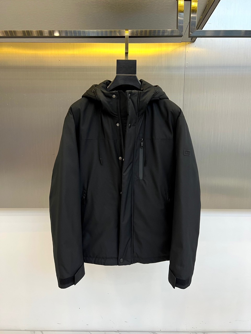 杰尼亚、（白鹅绒）2025秋冬新品黑色连帽羽绒服以极简设计诠释实用美学。连帽搭配可调节抽绳设计增强防风性