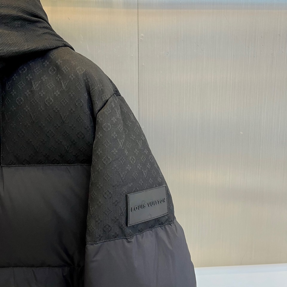 1v威登、2025秋冬新品黑色羊毛🐑羽绒服，以连帽设计演绎现代奢华。领口处点缀的纽扣细节既增强实用性，又