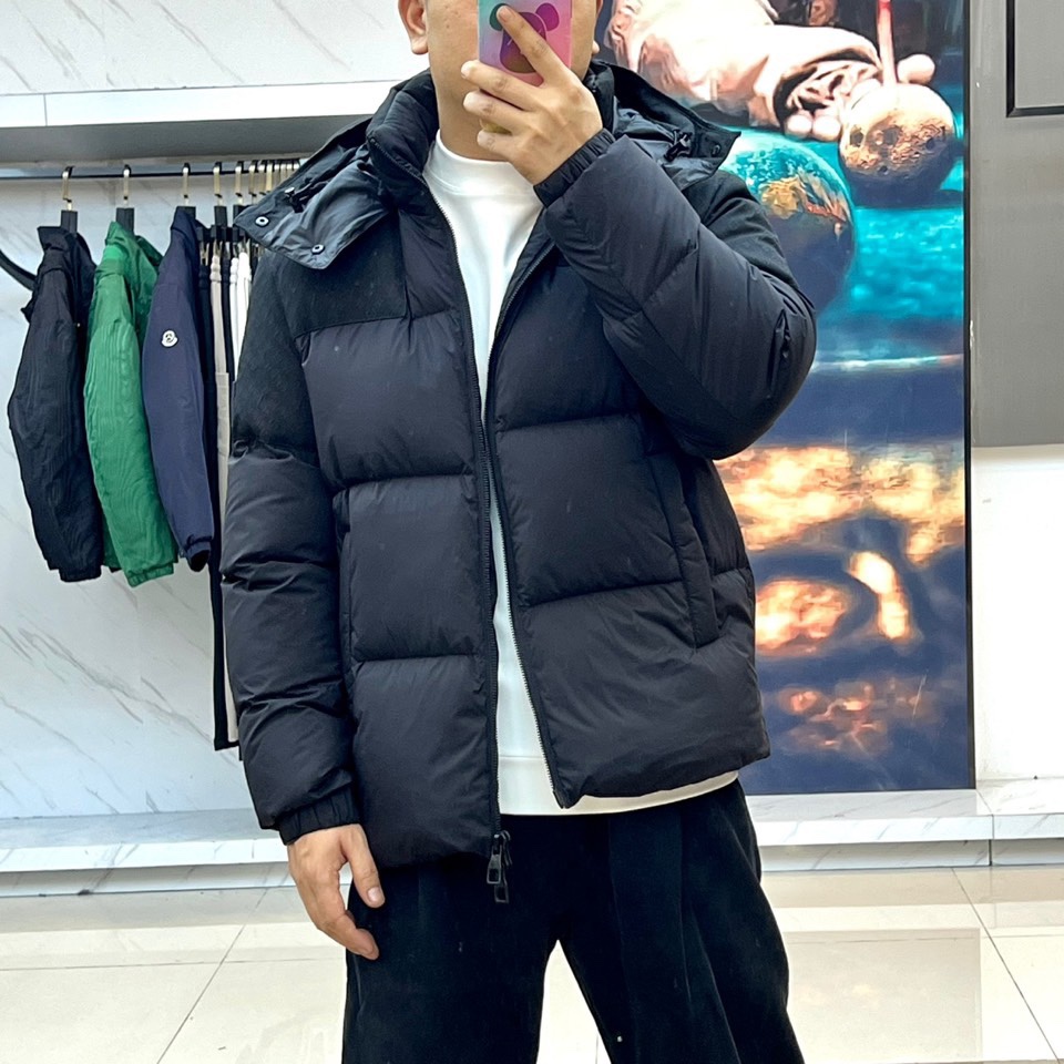 1v威登、2025秋冬新品黑色羊毛🐑羽绒服，以连帽设计演绎现代奢华。领口处点缀的纽扣细节既增强实用性，又