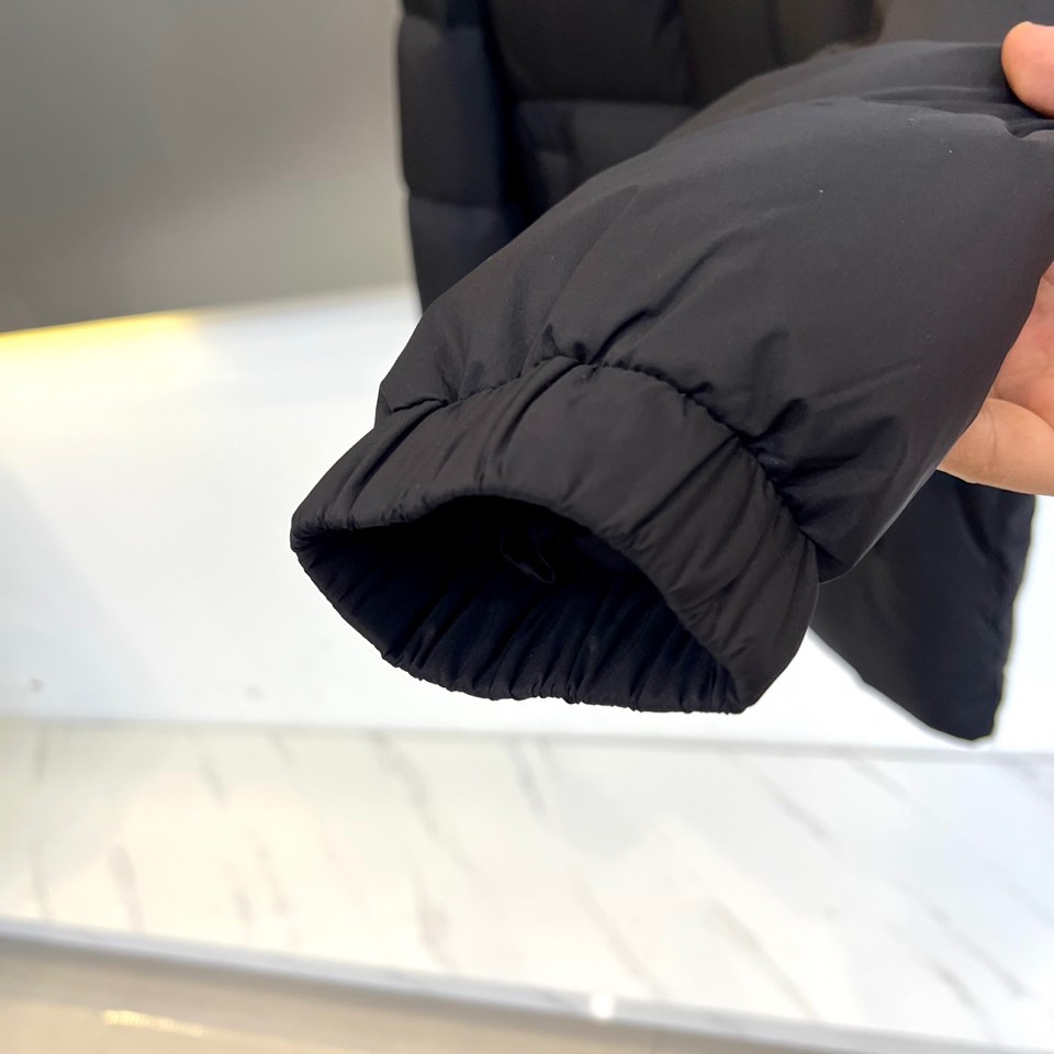 1v威登、2025秋冬新品黑色羊毛🐑羽绒服，以连帽设计演绎现代奢华。领口处点缀的纽扣细节既增强实用性，又