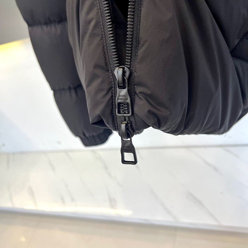 1v威登、2025秋冬新品黑色羊毛🐑羽绒服，以连帽设计演绎现代奢华。领口处点缀的纽扣细节既增强实用性，又