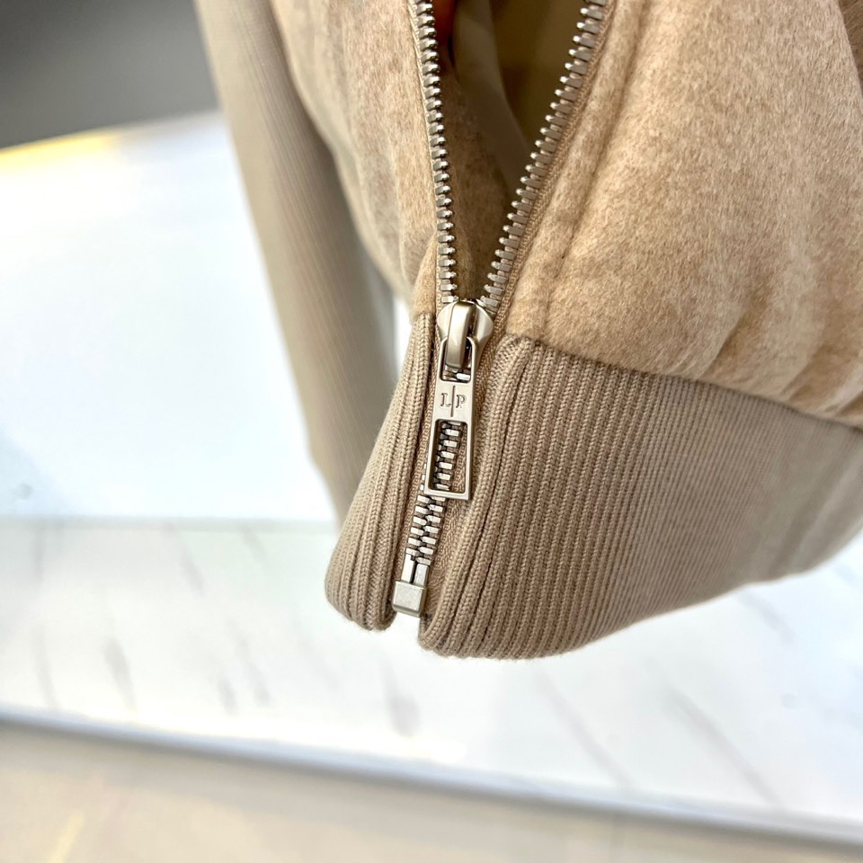 Loro Piana诺悠翩雅、lP🆕 秋冬新品外套以优雅的浅卡其色呈现，其核心设计在于创新的材质拼接：衣