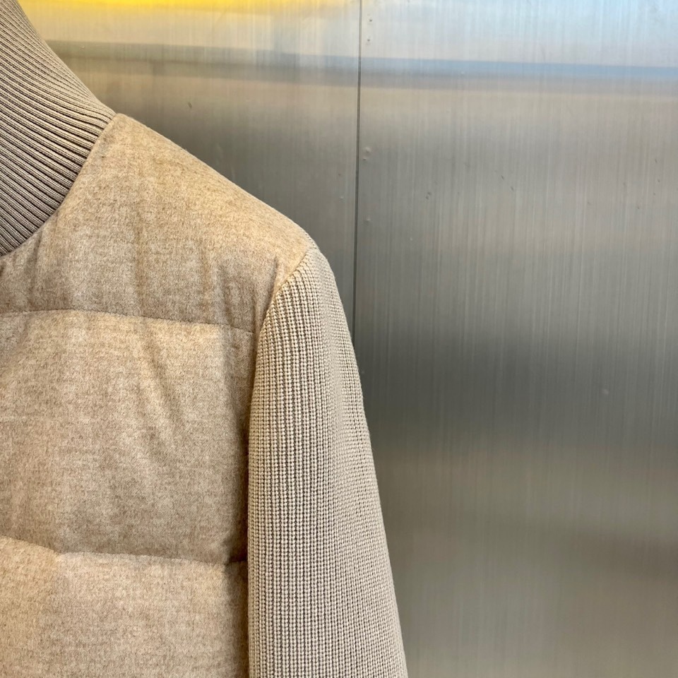 Loro Piana诺悠翩雅、lP🆕 秋冬新品外套以优雅的浅卡其色呈现，其核心设计在于创新的材质拼接：衣