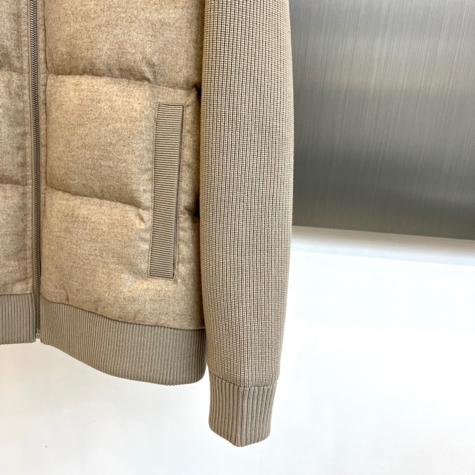 Loro Piana诺悠翩雅、lP🆕 秋冬新品外套以优雅的浅卡其色呈现，其核心设计在于创新的材质拼接：衣