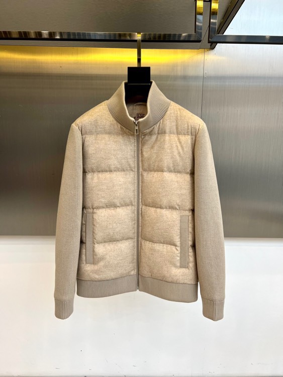 Loro Piana诺悠翩雅、lP🆕 秋冬新品外套以优雅的浅卡其色呈现，其核心设计在于创新的材质拼接：衣