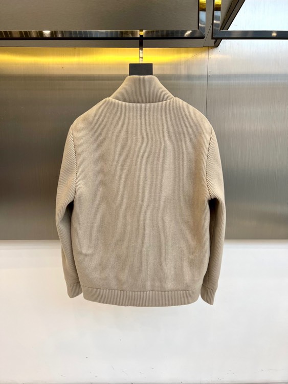 Loro Piana诺悠翩雅、lP🆕 秋冬新品外套以优雅的浅卡其色呈现，其核心设计在于创新的材质拼接：衣