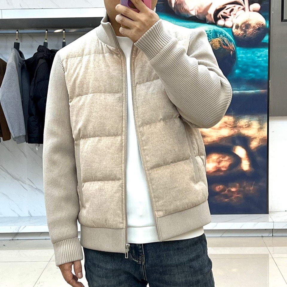 Loro Piana诺悠翩雅、lP🆕 秋冬新品外套以优雅的浅卡其色呈现，其核心设计在于创新的材质拼接：衣