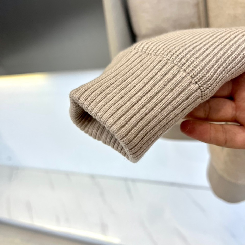 Loro Piana诺悠翩雅、lP🆕 秋冬新品外套以优雅的浅卡其色呈现，其核心设计在于创新的材质拼接：衣