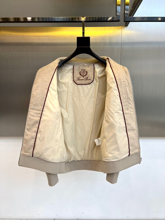 Loro Piana诺悠翩雅、lP🆕 秋冬新品外套以优雅的浅卡其色呈现，其核心设计在于创新的材质拼接：衣