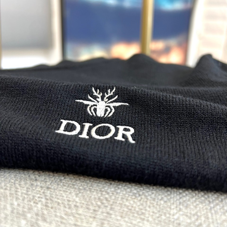 Christian Dior迪奥、2025秋冬新品圆领毛衣，款式采用经典圆领设计，左胸点缀品牌标志性黑色