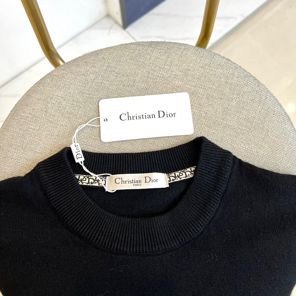 Christian Dior迪奥、2025秋冬新品圆领毛衣，款式采用经典圆领设计，左胸点缀品牌标志性黑色