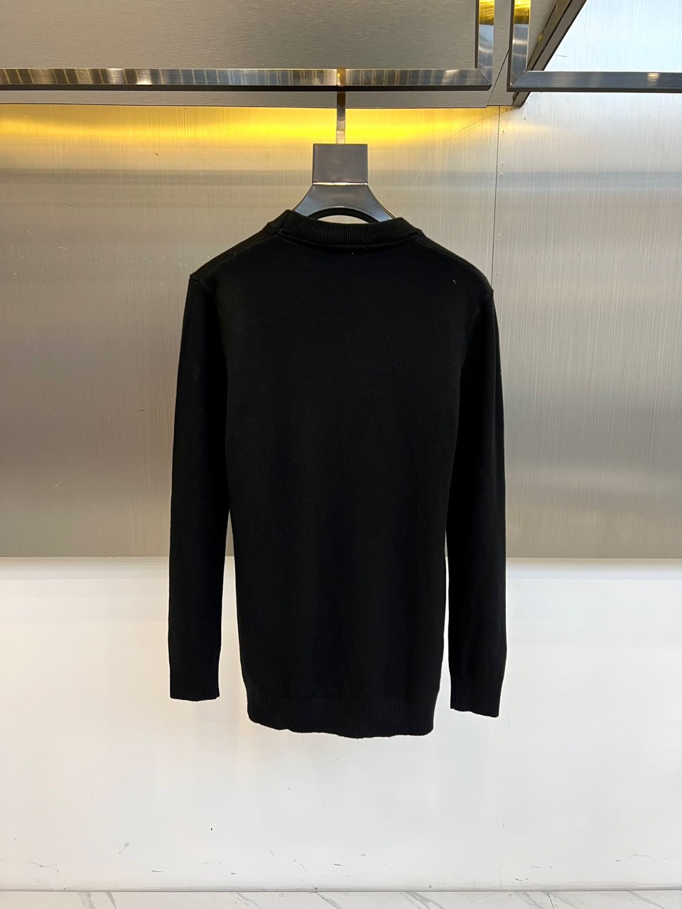 Christian Dior迪奥、2025秋冬新品圆领毛衣，款式采用经典圆领设计，左胸点缀品牌标志性黑色