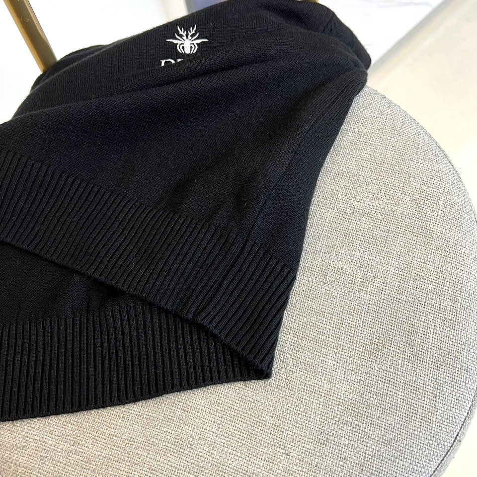 Christian Dior迪奥、2025秋冬新品圆领毛衣，款式采用经典圆领设计，左胸点缀品牌标志性黑色