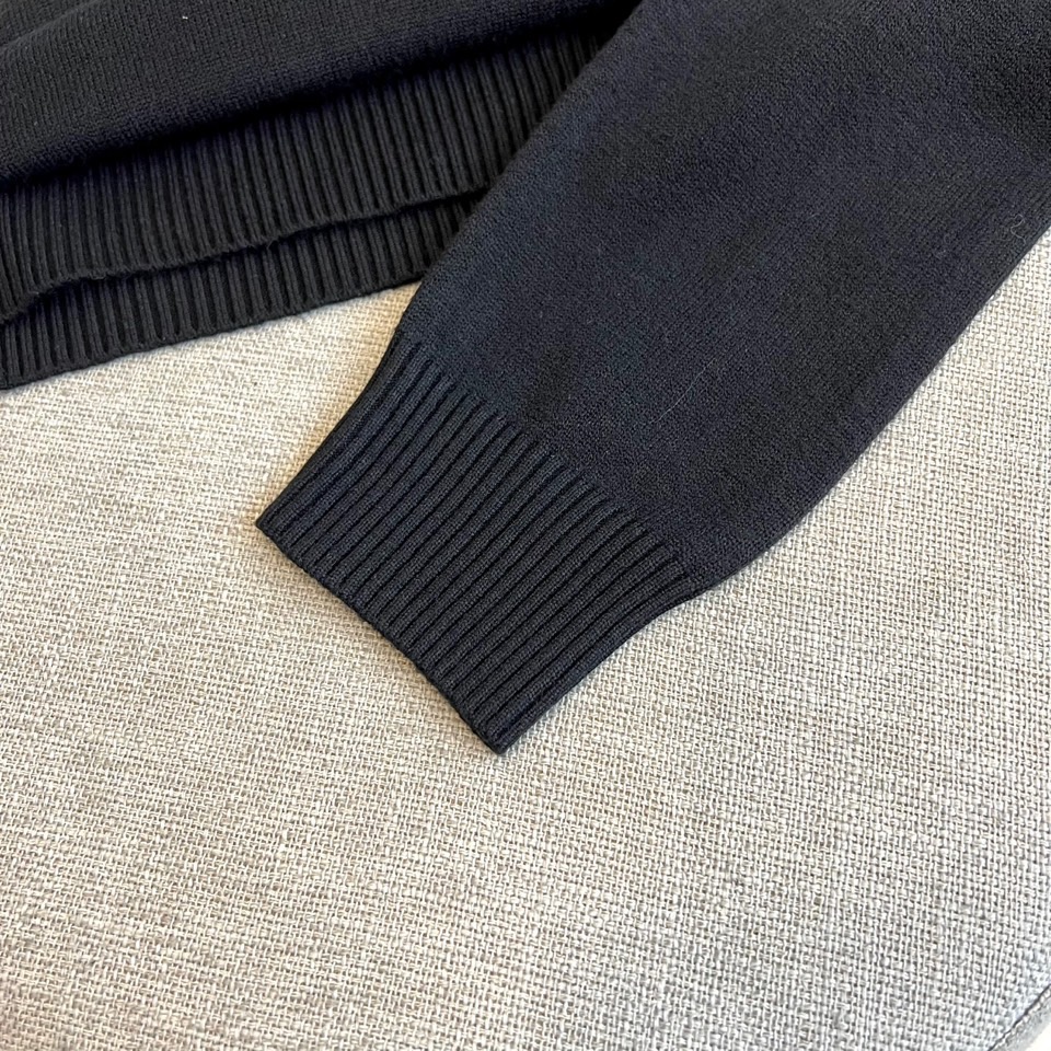 Christian Dior迪奥、2025秋冬新品圆领毛衣，款式采用经典圆领设计，左胸点缀品牌标志性黑色