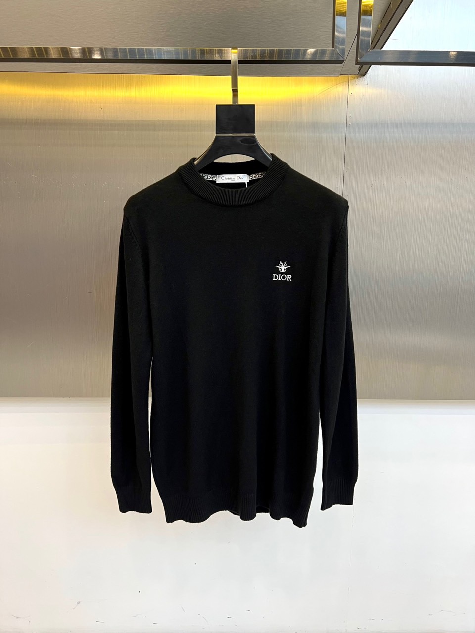 Christian Dior迪奥、2025秋冬新品圆领毛衣，款式采用经典圆领设计，左胸点缀品牌标志性黑色