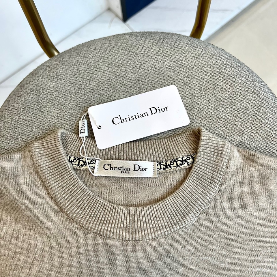 Christian Dior迪奥、2025秋冬新品圆领毛衣，款式采用经典圆领设计，左胸点缀品牌标志性黑色