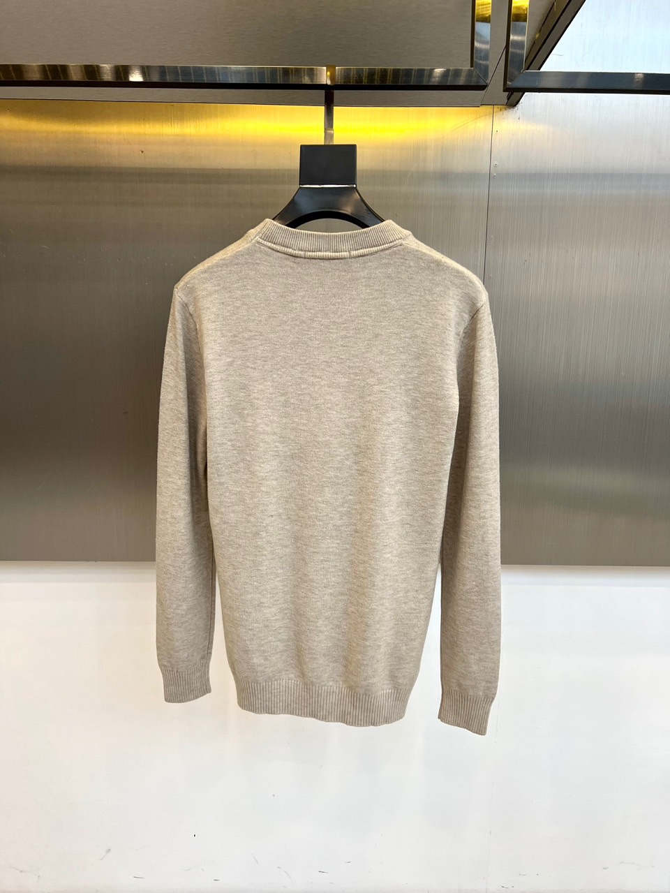 Christian Dior迪奥、2025秋冬新品圆领毛衣，款式采用经典圆领设计，左胸点缀品牌标志性黑色