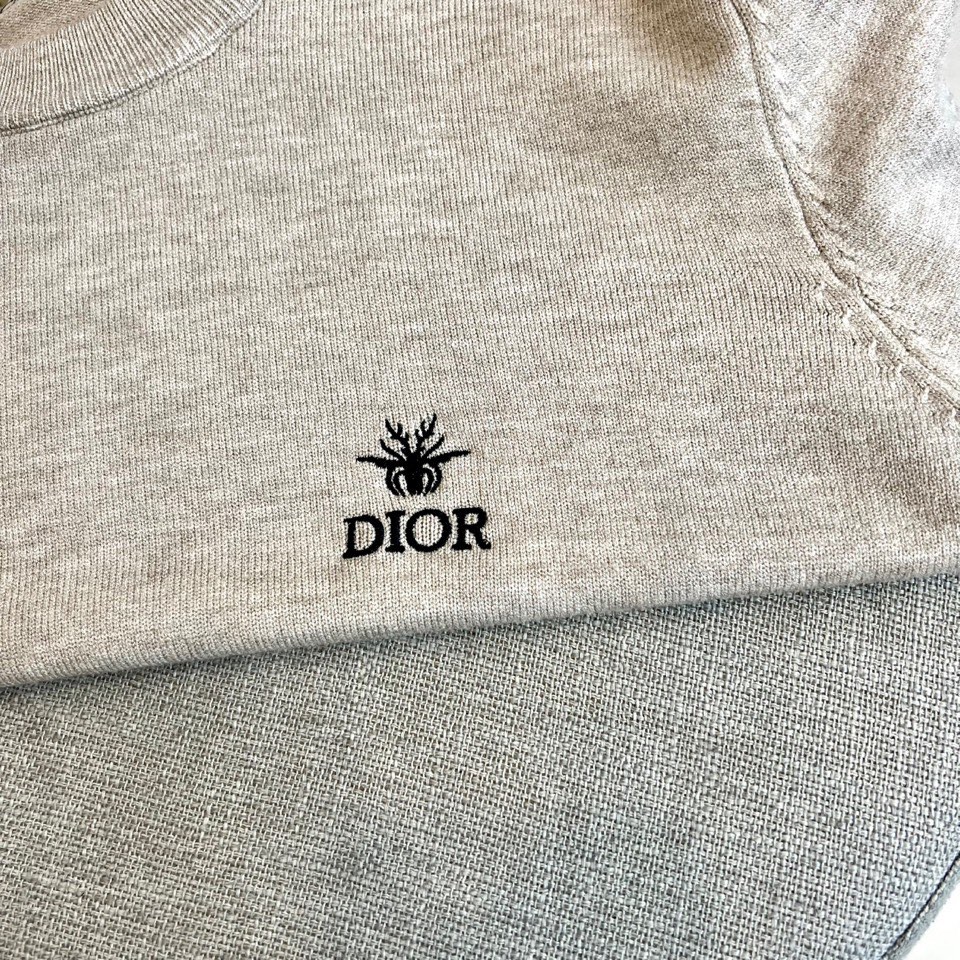 Christian Dior迪奥、2025秋冬新品圆领毛衣，款式采用经典圆领设计，左胸点缀品牌标志性黑色