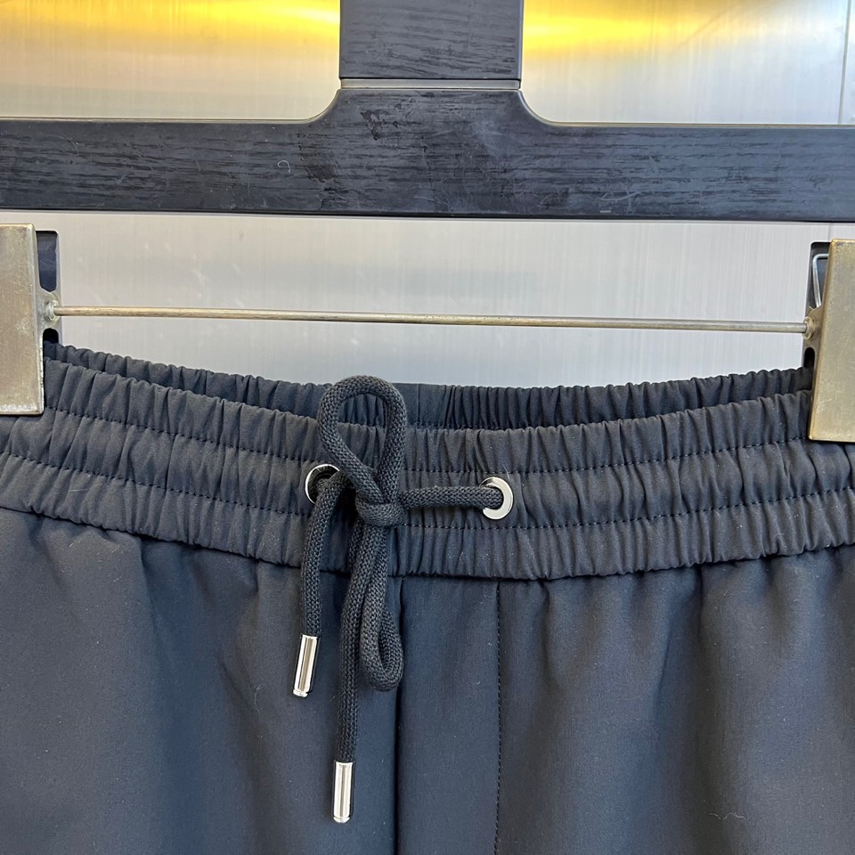 Ba巴黎世家、2025秋冬新品，以标志性宽版剪裁重塑街头时尚。黑色休闲裤采用松紧腰头与抽绳设计，兼顾随性