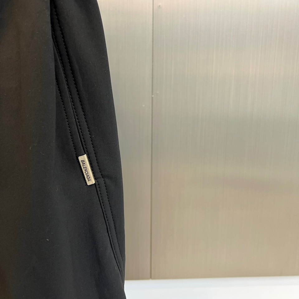 Ba巴黎世家、2025秋冬新品，以标志性宽版剪裁重塑街头时尚。黑色休闲裤采用松紧腰头与抽绳设计，兼顾随性