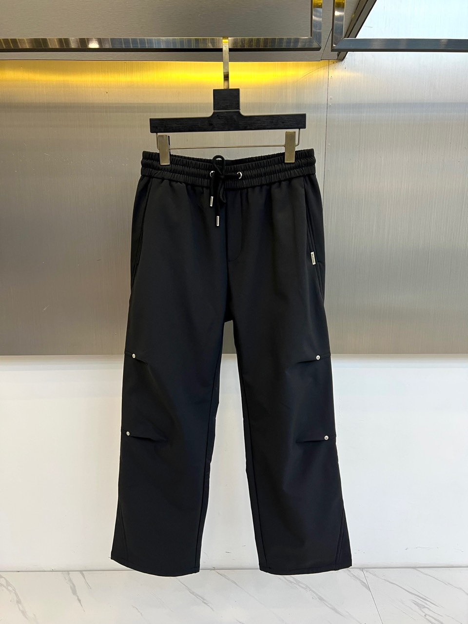 Ba巴黎世家、2025秋冬新品，以标志性宽版剪裁重塑街头时尚。黑色休闲裤采用松紧腰头与抽绳设计，兼顾随性