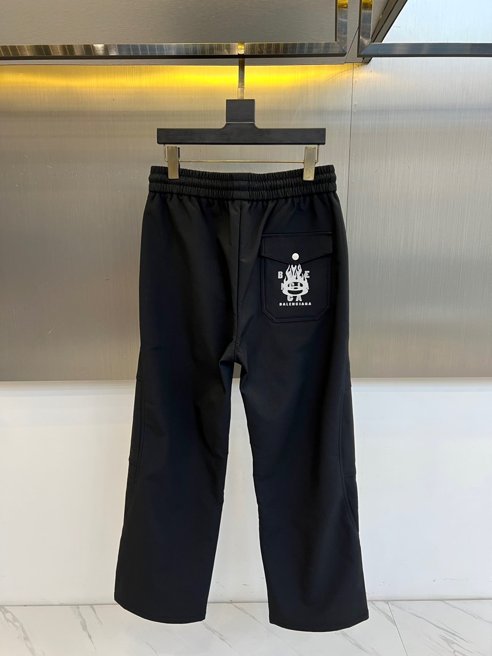 Ba巴黎世家、2025秋冬新品，以标志性宽版剪裁重塑街头时尚。黑色休闲裤采用松紧腰头与抽绳设计，兼顾随性