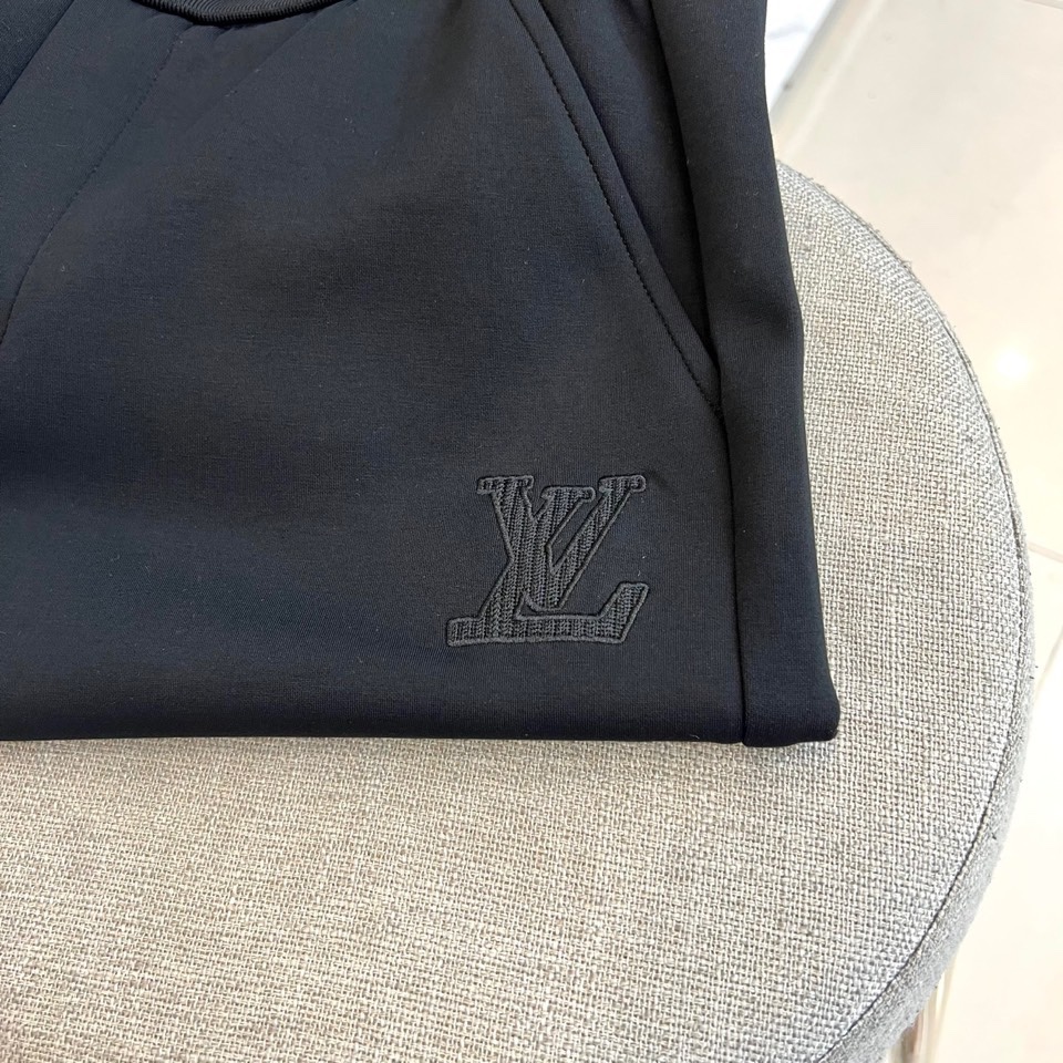 1v威登、2025秋冬新品黑色休闲长裤，以经典直筒廓形诠释现代都市美学。款式采用弹性抽绳腰头设计，搭配便