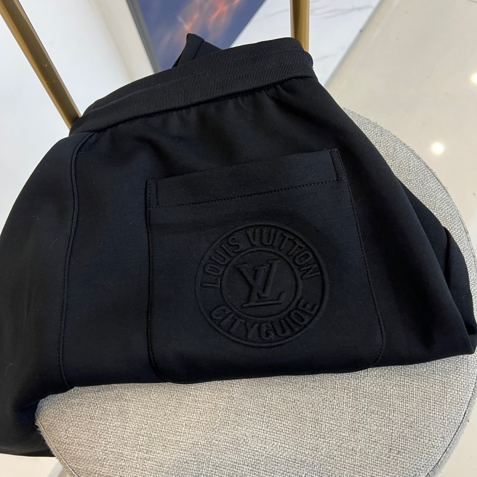 1v威登、2025秋冬新品黑色休闲长裤，以经典直筒廓形诠释现代都市美学。款式采用弹性抽绳腰头设计，搭配便