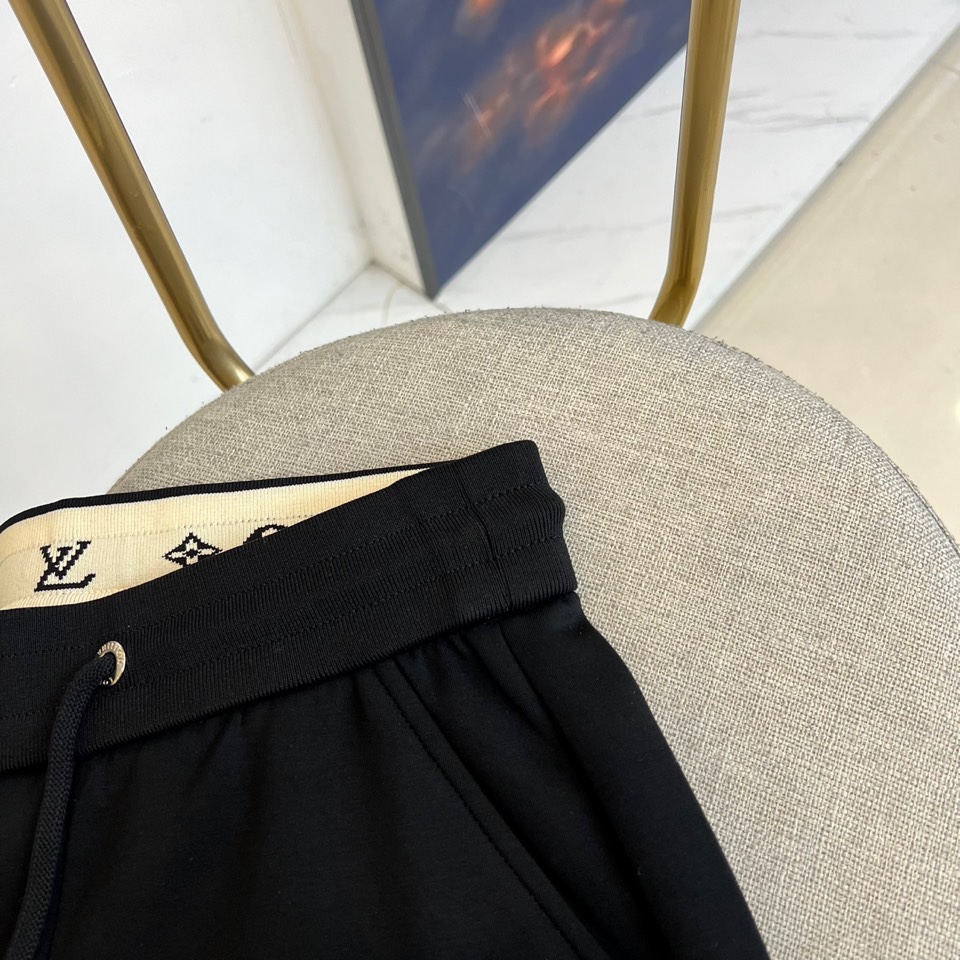 1v威登、2025秋冬新品黑色休闲长裤，以经典直筒廓形诠释现代都市美学。款式采用弹性抽绳腰头设计，搭配便